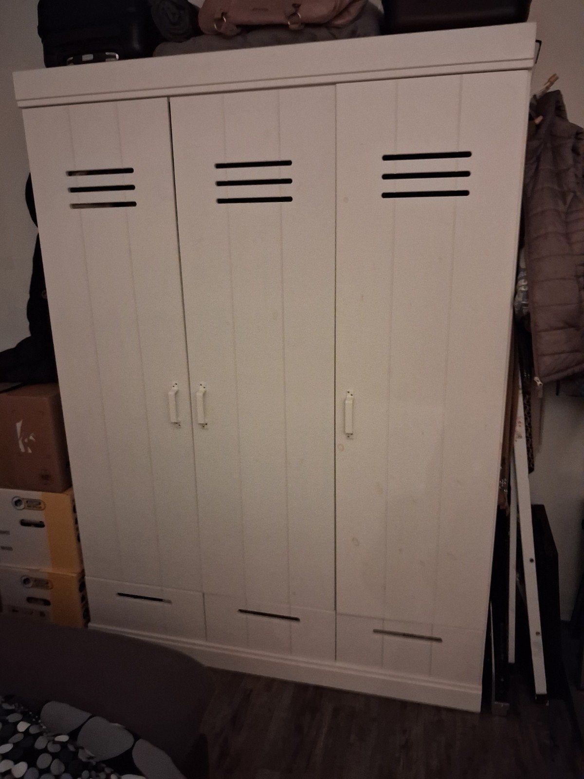 WOOOD 3-deurs kledingkast met hang-, leg- en laderuimte, Huis en Inrichting, Ophalen, Gebruikt, 100 tot 150 cm, Met lade(s)