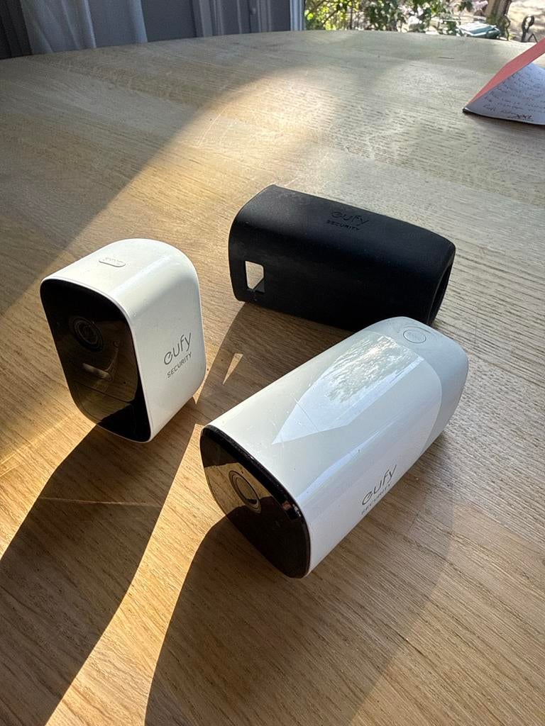 Eufy Security Camera's (2 stuks) met beschermhoes, Ophalen of Verzenden, Zo goed als nieuw, Binnencamera