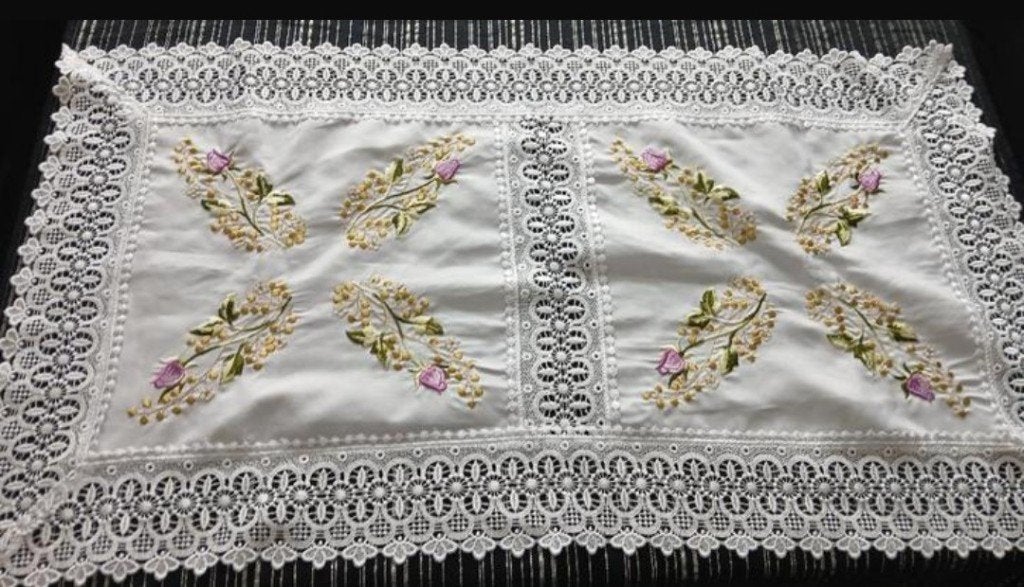1 tafelloper met paars bloemen en kralen L 80 cm B 40 cm, Overige materialen, 80 cm, Zo goed als nieuw, Tafelloper