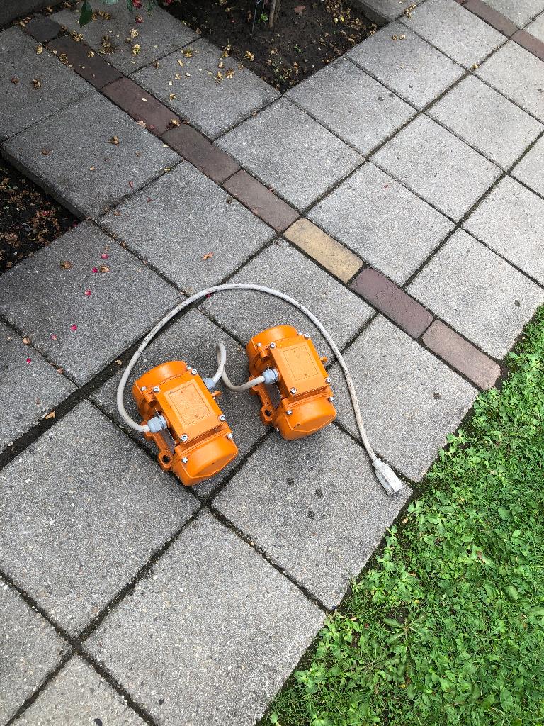 te koop:2 x italvibras mvsi 3 200 s90 / trillmotoren, Ophalen of Verzenden, Gebruikt