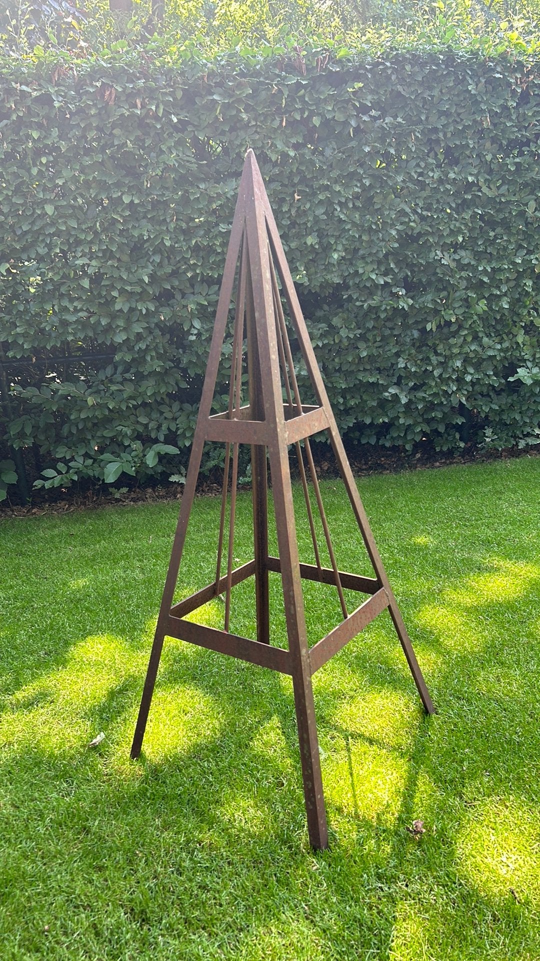 Grote roestige ijzereb pyramide 150cm, Ophalen, Zo goed als nieuw
