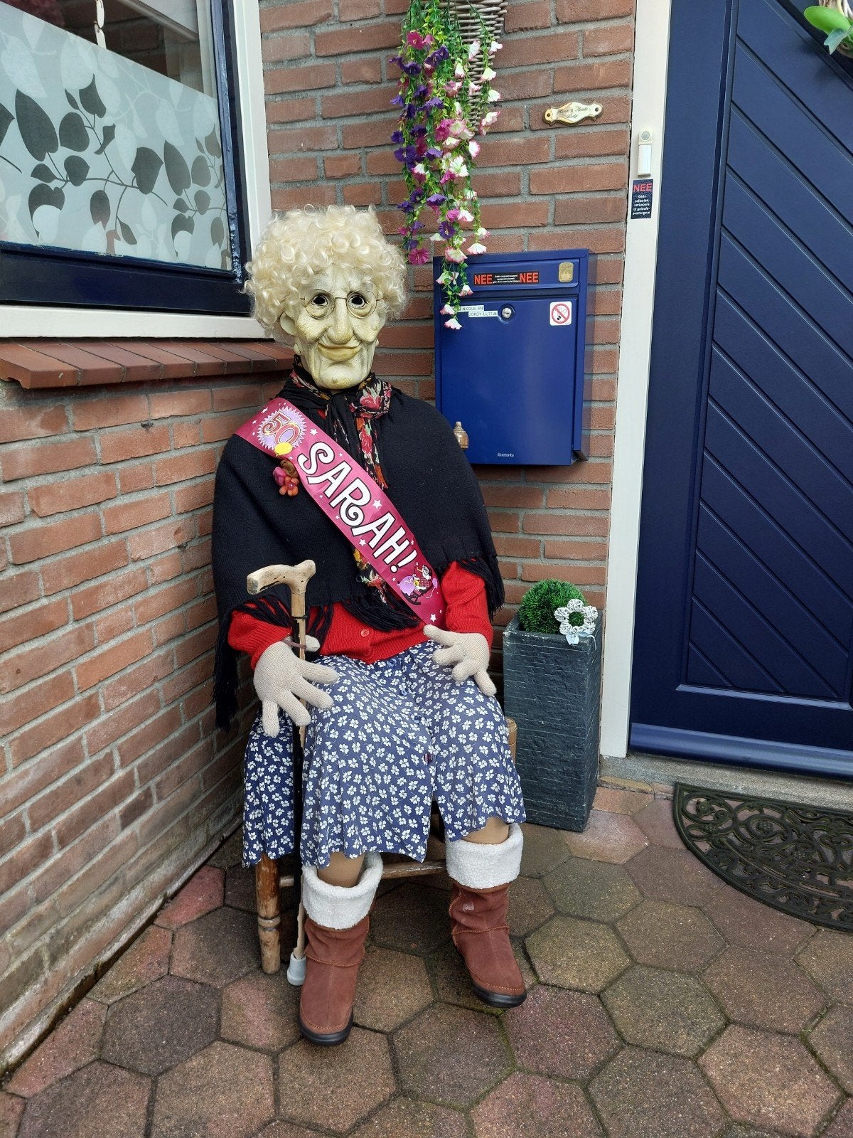 Klassieke Sarah pop op stoel - div modellen- Gekkepoppen, Ophalen of Verzenden, Zo goed als nieuw, Abraham of Sarah