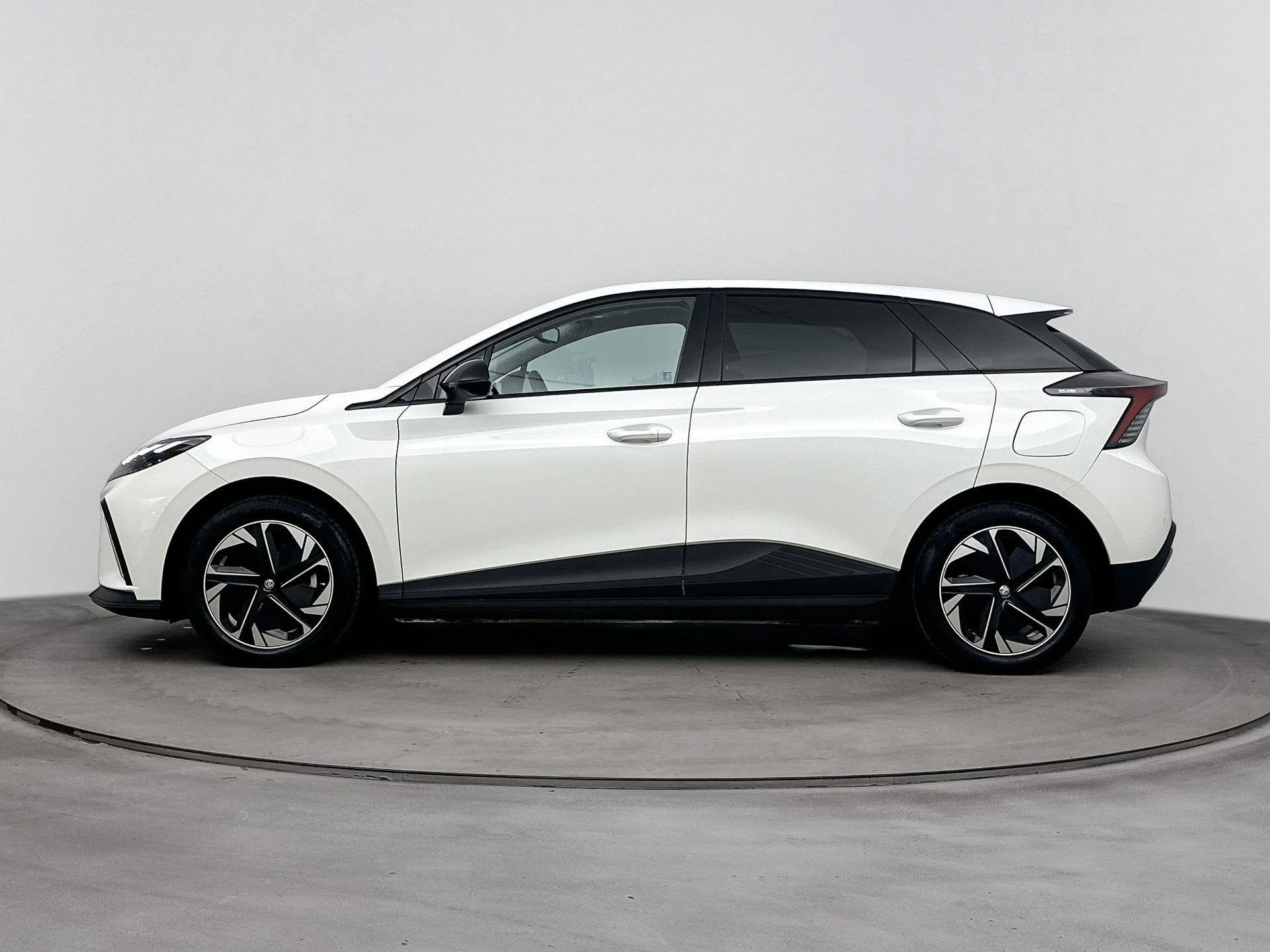 MG MG4 Electric Luxury 64 kWh 204PK | Navigatie | Trekhaak |, Automaat, Gebruikt, Automatische klimaatregeling, Wit