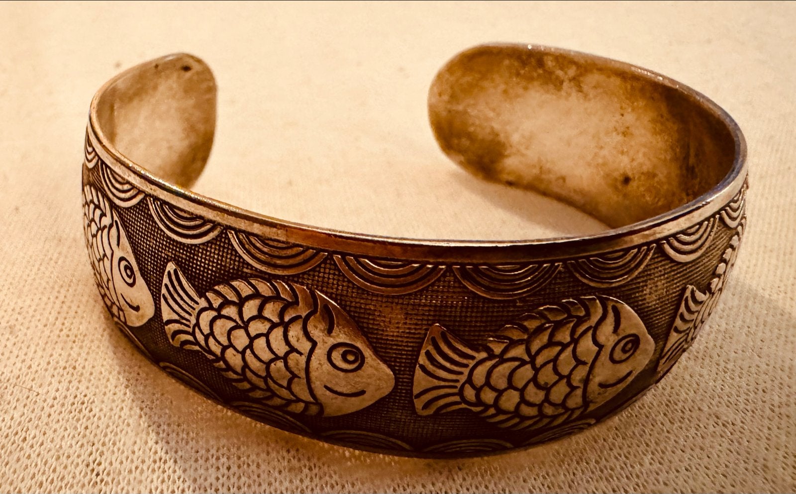 Vintage Tibetaanse Manchetarmband met Vissen Reliëf, Sieraden, Tassen en Uiterlijk, Ophalen of Verzenden, Gebruikt, Zilver, Overige materialen