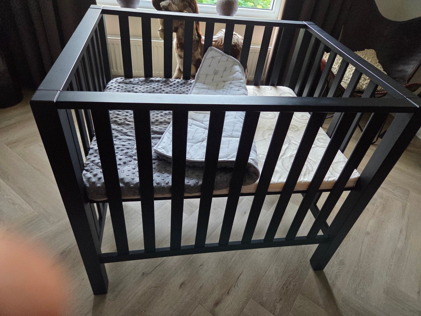 Zwarte box met matras en boxkleed, Ophalen, Gebruikt, Boxkleed