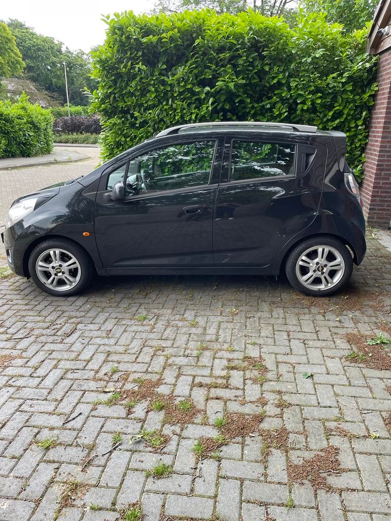 Chevrolet Spark 1.0 Bifuel 2011 Zwart. Werkende airco., 15 km/l, 37 €/maand, 4 cilinders, Zwart