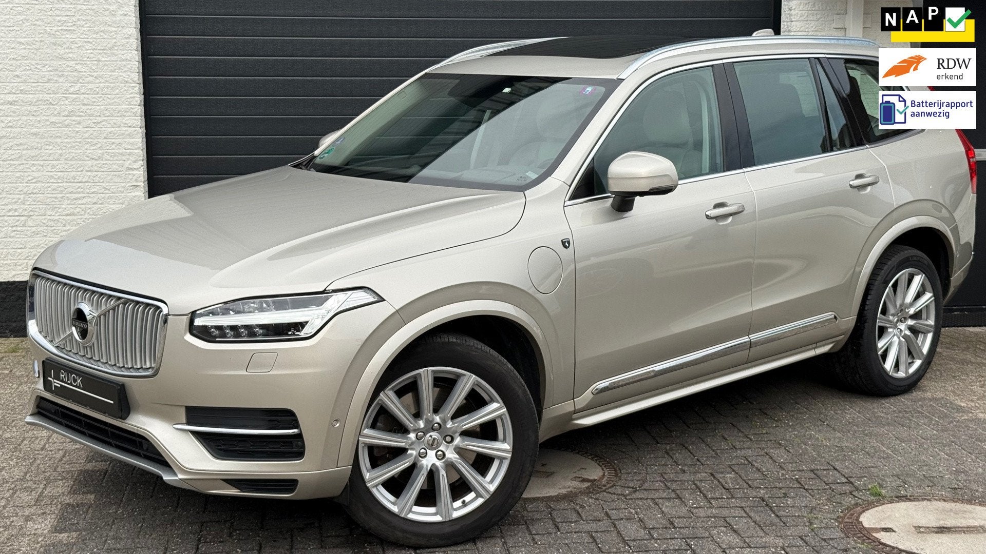 Volvo XC90 2.0 T8 Twin Engine AWD Inscription | B&W | Pano |, Auto's, Gebruikt, 7 stoelen, Bedrijf, Vierwielaandrijving