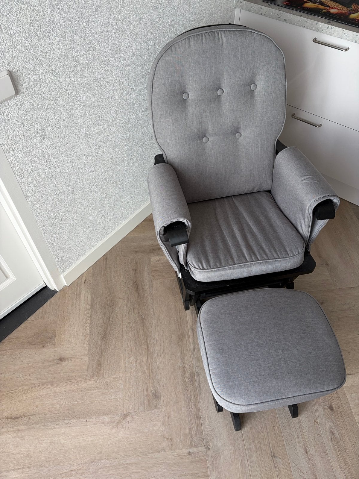 Zwart/Grijze schommelstoel met voetenbankje, Ophalen, Zo goed als nieuw, Stoel