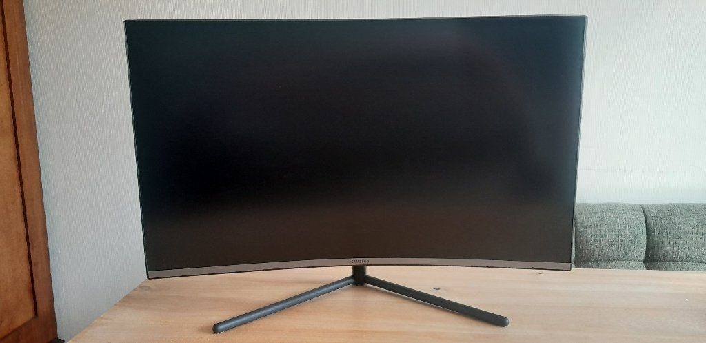 32" UHD Curved Monitor UR590 4K