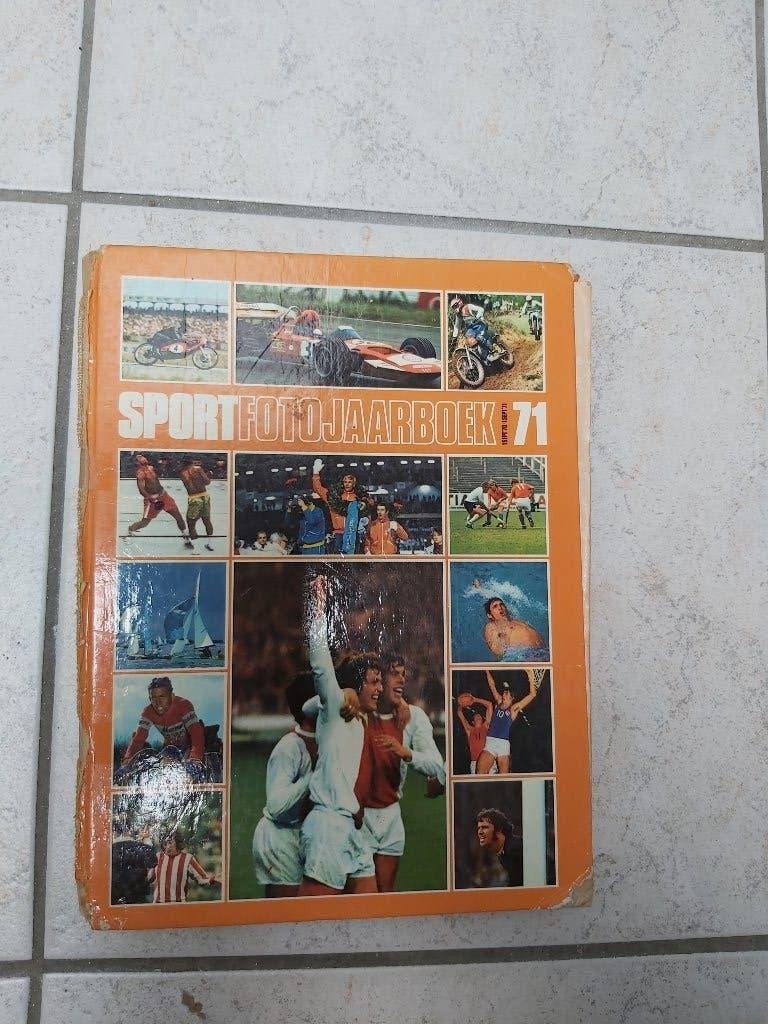 Sportfoto jaarboek 1971, Gelezen, Ed van Opzeeland, Ophalen of Verzenden, Overige sporten