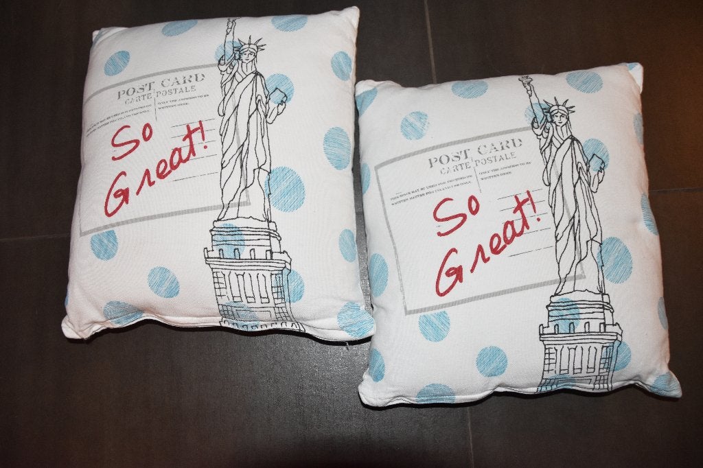 Witte kussens met print van New York, Huis en Inrichting, Woonaccessoires | Kussens, Wasbaar, Wit, Vierkant, Ophalen of Verzenden