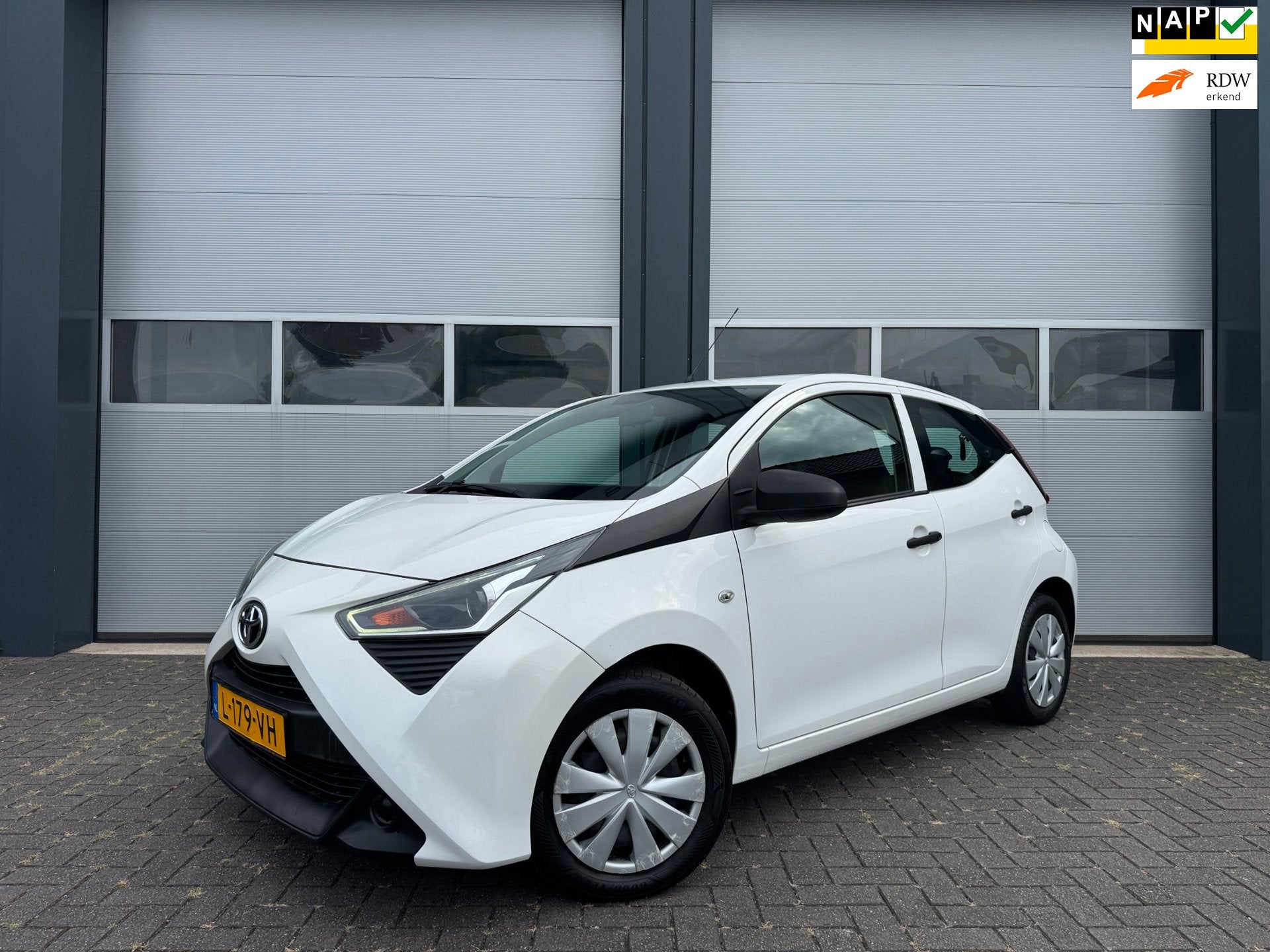 Toyota Aygo 1.0 VVT-i x-fun 5-Deurs Dealer onderhouden BTW, Auto's, Voorwielaandrijving, Gebruikt, Euro 6, Wit