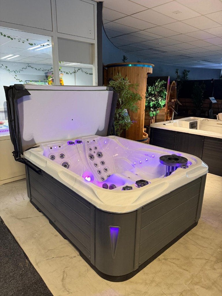 Luxe 2/3 persoons jacuzzi – compleet met coverlift