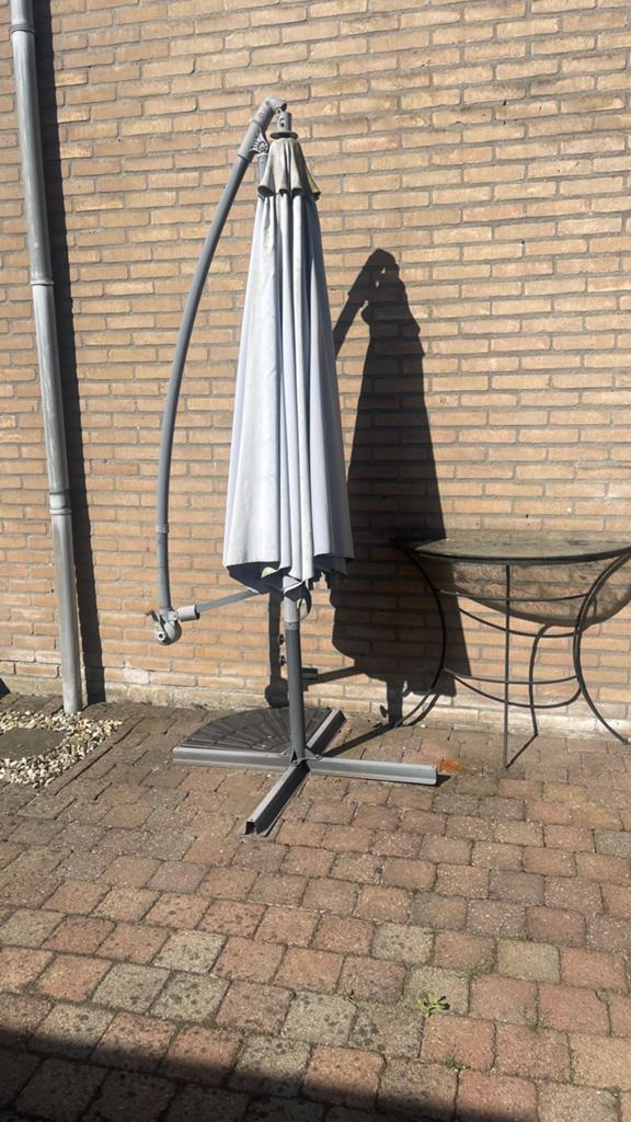 GRATIS Gebruikte zweefparasol 2/3 meter met voetsteun, Ophalen, Gebruikt, 2 tot 3 meter, Zweefparasol