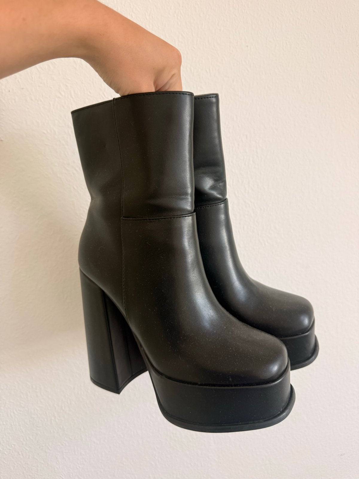 Zwarte laarzen met hoge hak en plateauzool, Kleding | Dames, Ophalen of Verzenden, Zo goed als nieuw, Zwart, Lage of Enkellaarzen
