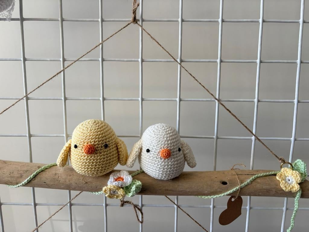 Gehaakte kuikentjes op drijfhout - Pasen/Lente decoratie, Textiel, Nieuw, Meerkleurig, Ophalen of Verzenden