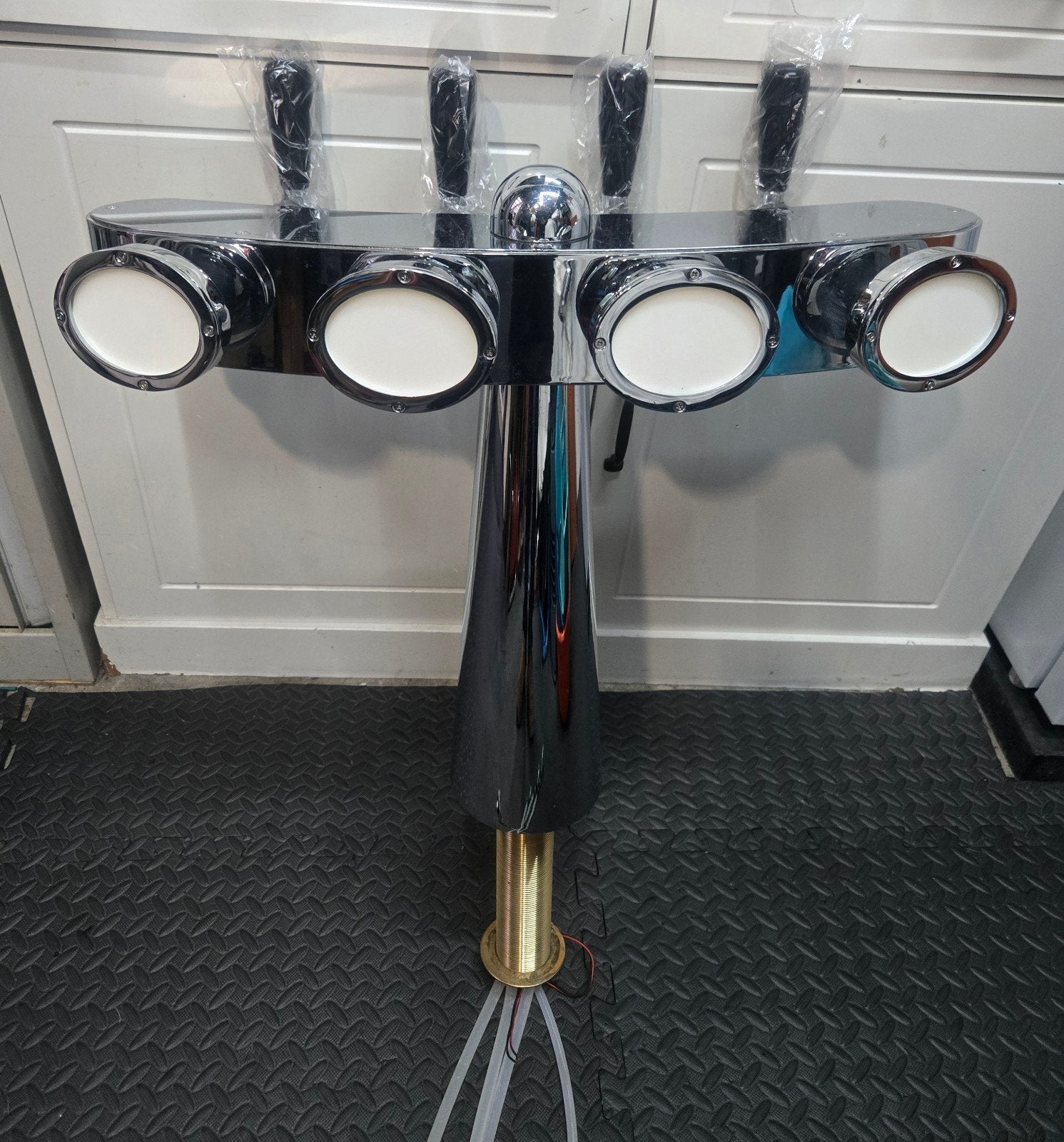 Zo goed als nieuwe 4-kraans bierzuil (totom) met verlichting, Witgoed en Apparatuur, Thuistaps, Ophalen of Verzenden, Zo goed als nieuw