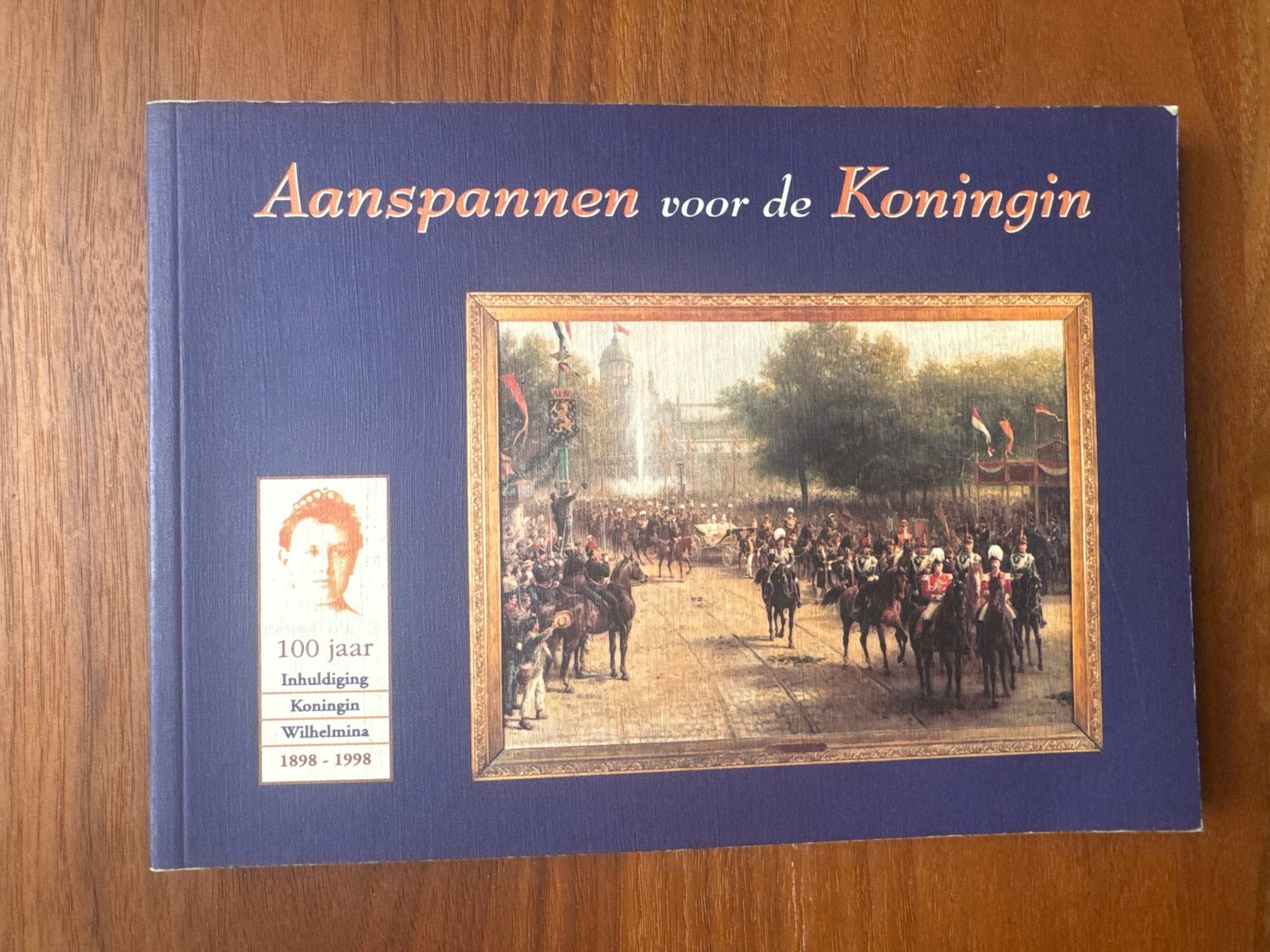 Aanspannen voor de Koningin - 100 jaar inhuldiging Wilhelmin, Ophalen of Verzenden, 20e eeuw of later, Zo goed als nieuw