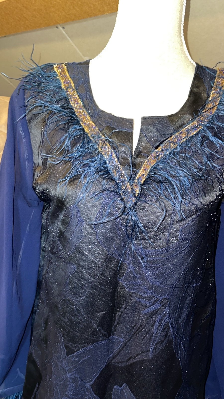 Elegante donkerblauwe jurk met veren en borduursel, Maat 38/40 (M), Blauw, Ophalen of Verzenden, Zo goed als nieuw