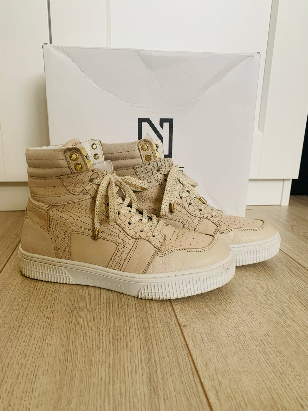 Nikkie schoenen camel/poudre, maat 38 - stijlvol en goed, Beige, Ophalen of Verzenden, Sneakers of Gympen, Zo goed als nieuw
