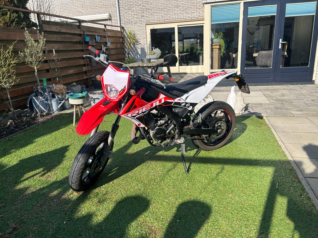 Rieju MRT 50 2023 - Nieuwe zuiger en cilinder, Fietsen en Brommers, Ophalen, 6 versnellingen, Gebruikt, 50 cc