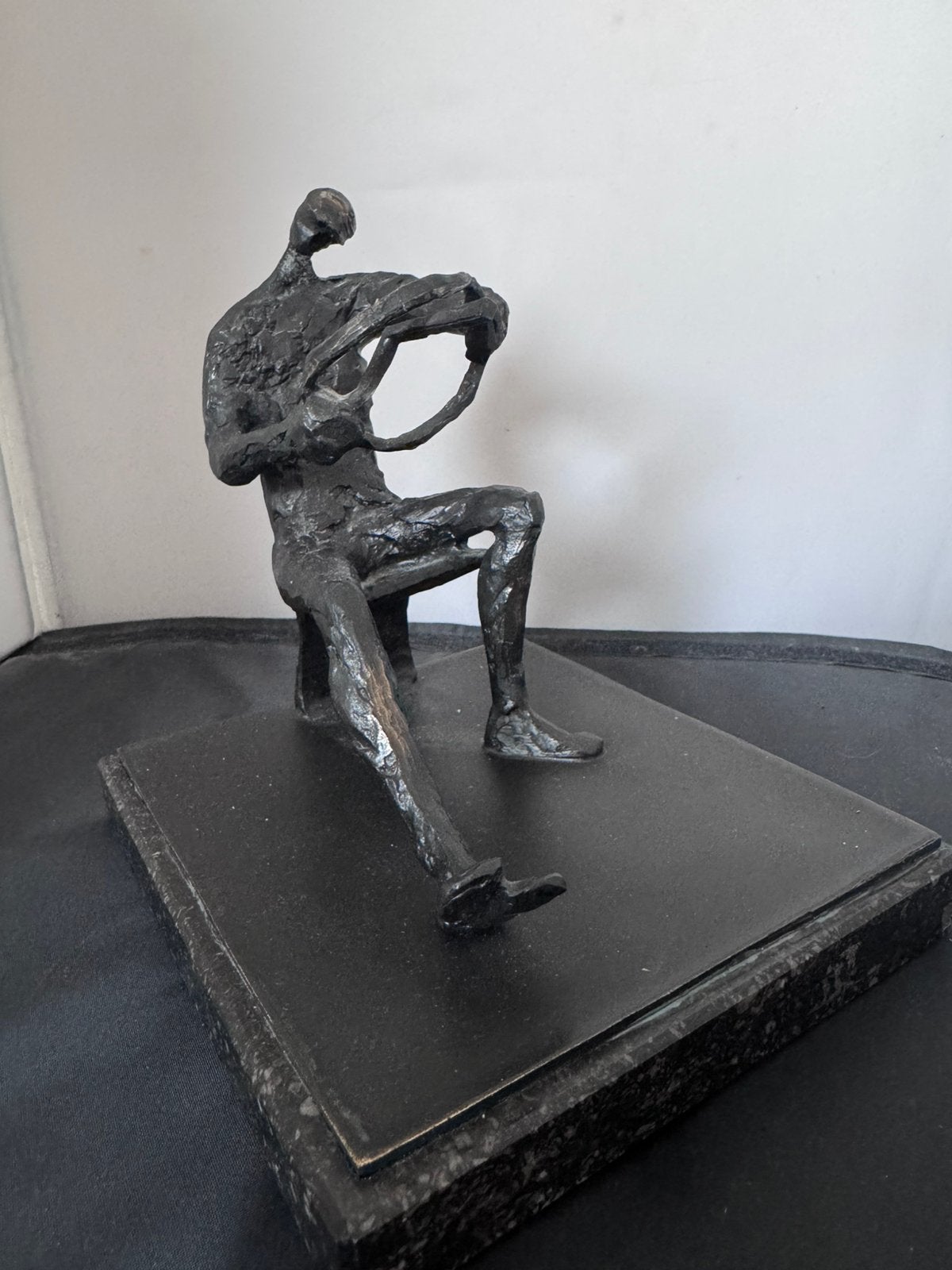 Bronzen beeldje zittende figuur met instrument, Ophalen, Zo goed als nieuw, Beeldhouwkunst