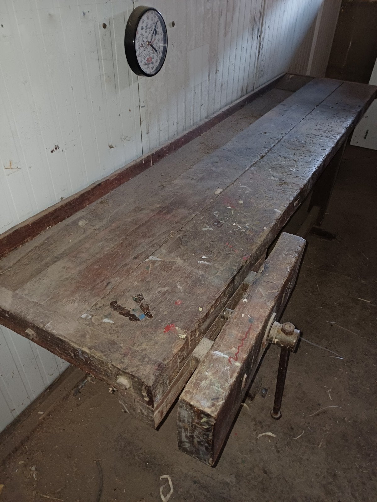 Oude werkbank met bankschroef - 250 cm breed, Ophalen