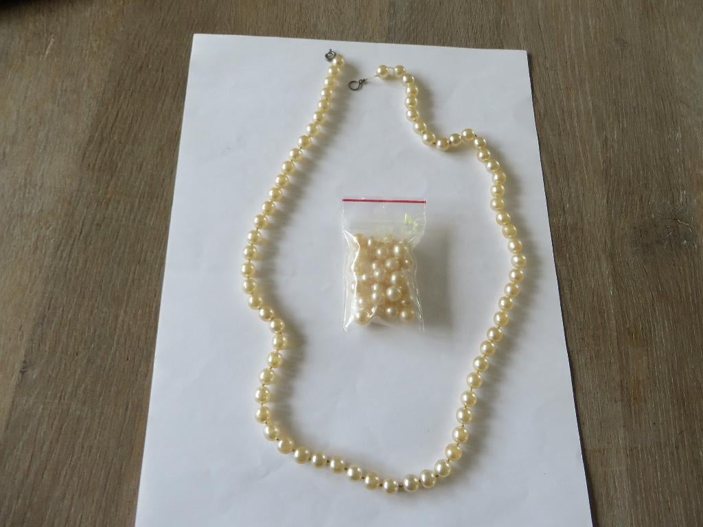 Vintage geknoopte parelketting 65 cm + extra parels jaren 50, Ophalen of Verzenden, Overige materialen, Ketting