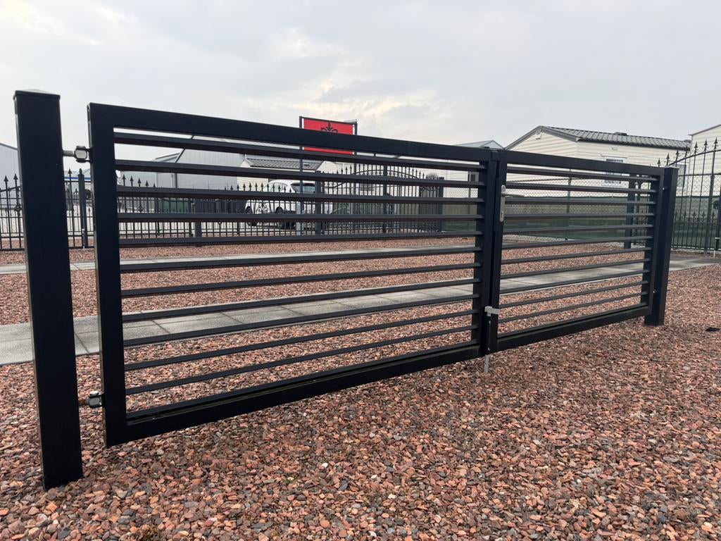 Dubbele lamellen draaipoort zwart 375x110 cm met palen, Ophalen, Staal, 100 tot 150 cm, Zo goed als nieuw