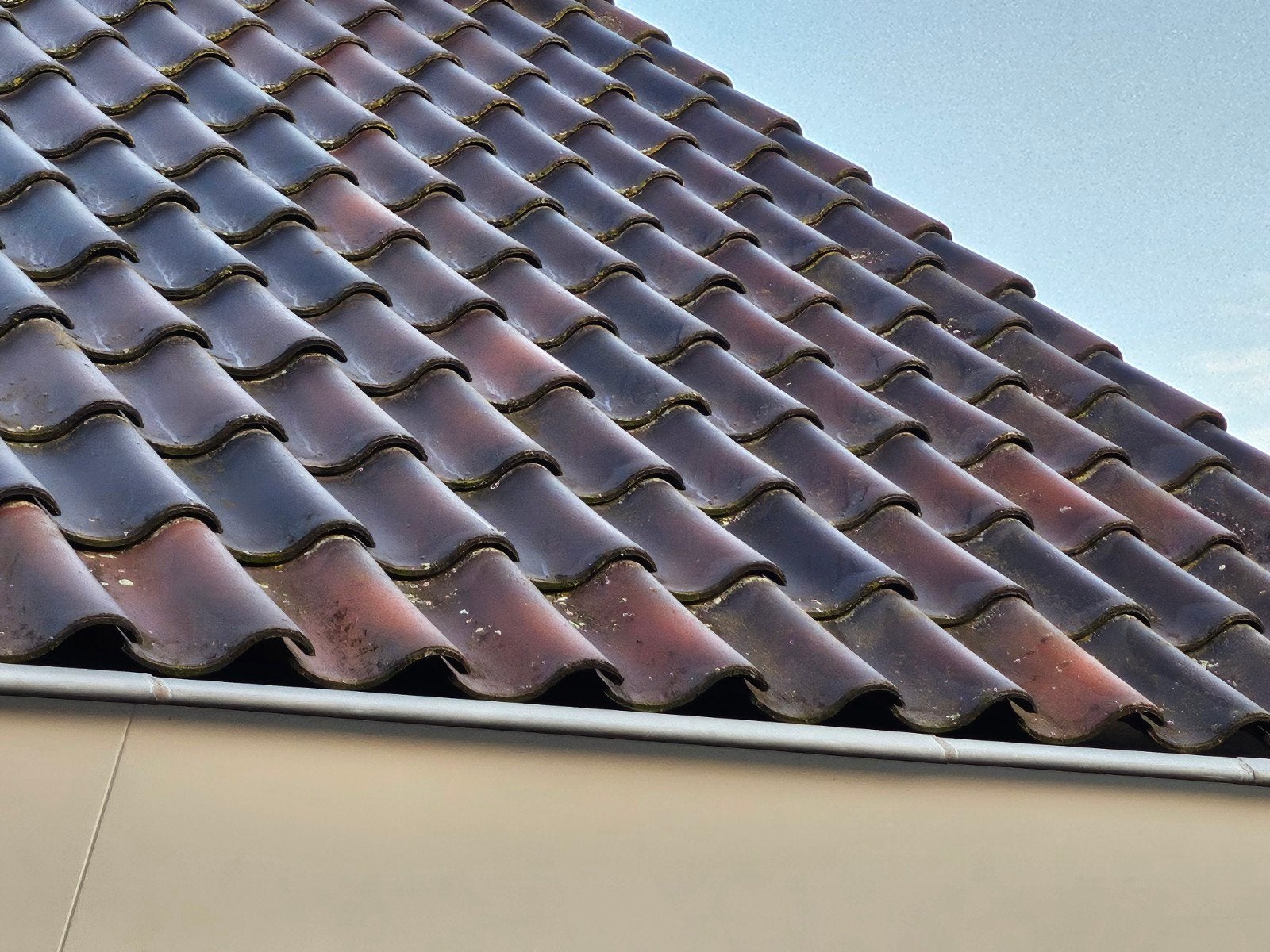 KDN dakpannen, donker bruin/rood, uit 1995, ca. 100 stuks, Doe-het-zelf en Verbouw, Ophalen, Gebruikt, Steen of Klei, 5 tot 10 m²