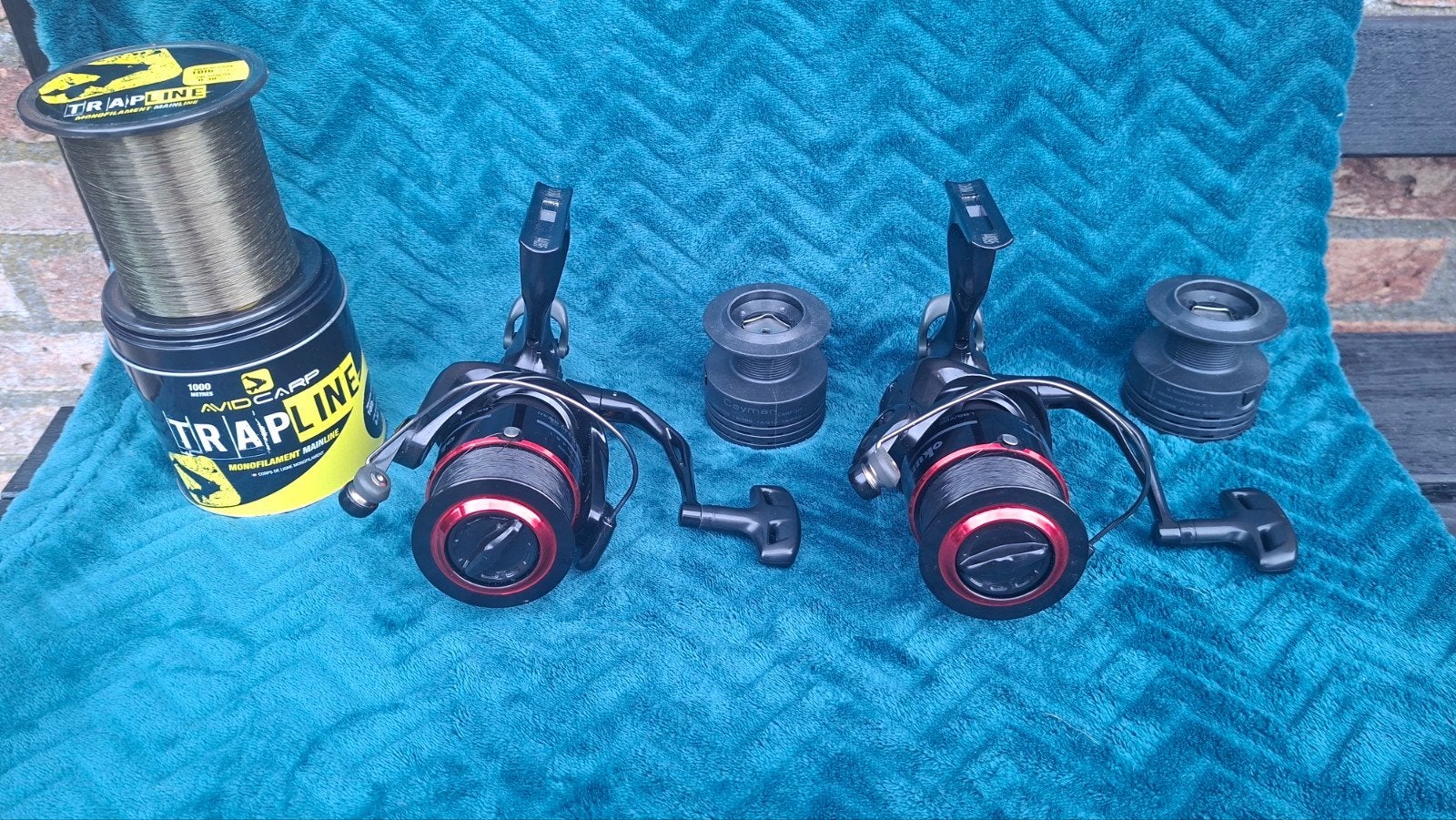 2x Okuma Ceymar CMBF-355 Molens met Avid Carp Trapline Lijn, Watersport en Boten, Hengelsport | Karpervissen, Ophalen of Verzenden