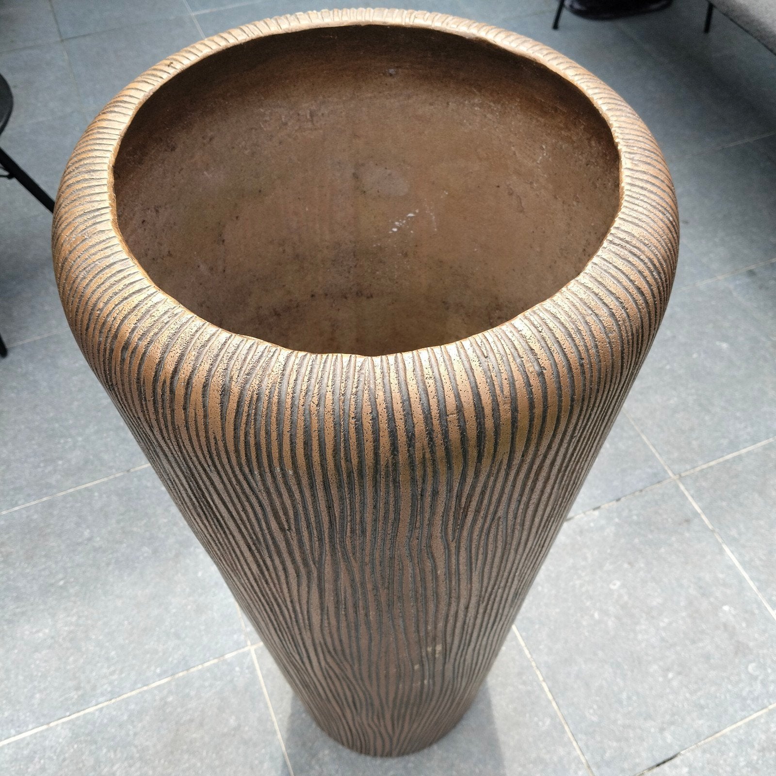 Grote koperzwarte polyester bloempot, waterdicht, Ophalen, Gebruikt, Rond, Kunststof