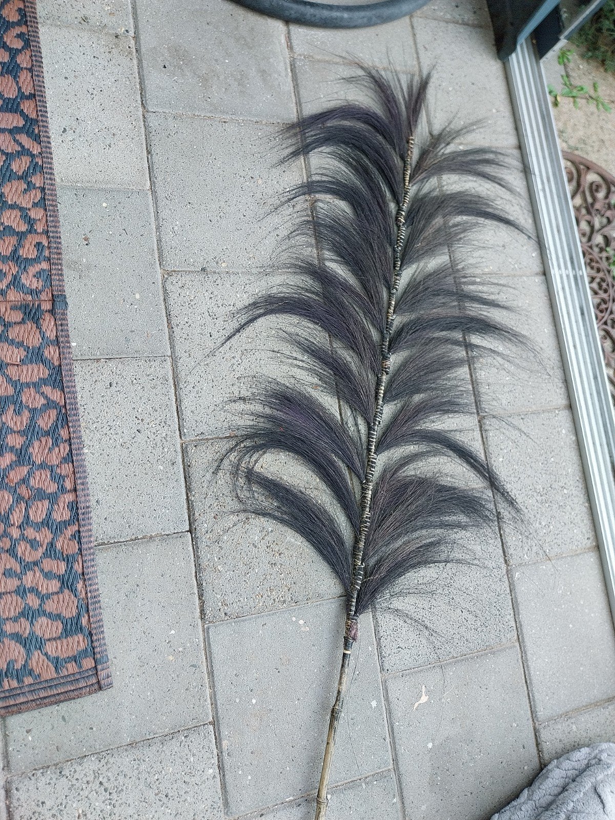 Decoratieve pluim op bamboestok, Ophalen