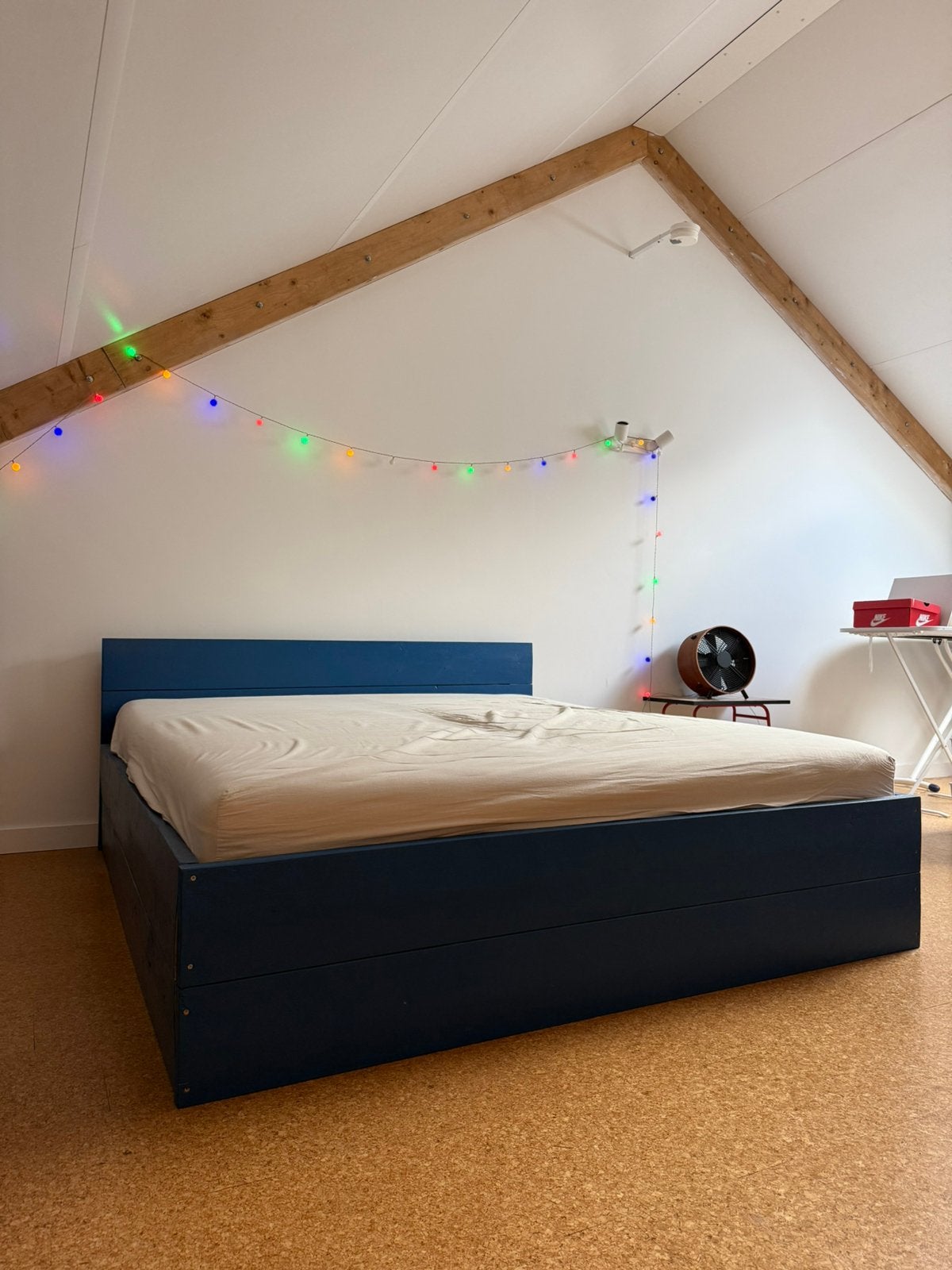 Bed, matrassen, en lattenbodems (180x200cm), Ophalen, Gebruikt, Blauw, Steigerhout