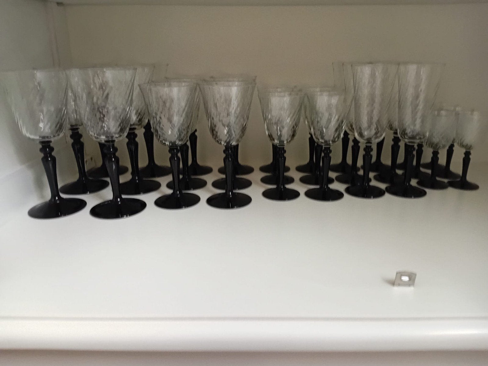 Nieuw 30-delig glas servies met zwarte voet, Huis en Inrichting, Keuken | Servies, Ophalen, Glas of Glazen, Nieuw, Glas