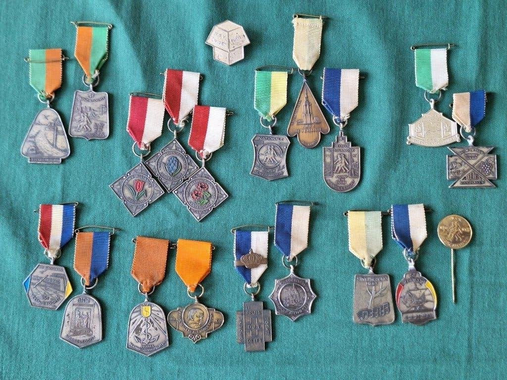 20 vintage wandelmedailles (jaren '60), Ophalen of Verzenden, Overige materialen, Nederland