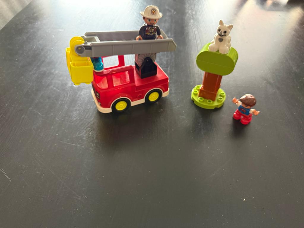 LEGO DUPLO Brandweerauto met brandweerman en kat, Inclusief minifiguren, Gebruikt, Ophalen of Verzenden, Duplo
