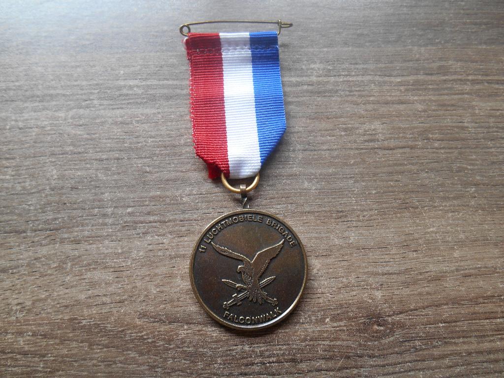 Medaille 11 Luchtmobiele Brigade 1ste Falconwalk, Ophalen of Verzenden, Landmacht, Nederland, Lintje, Medaille of Wings