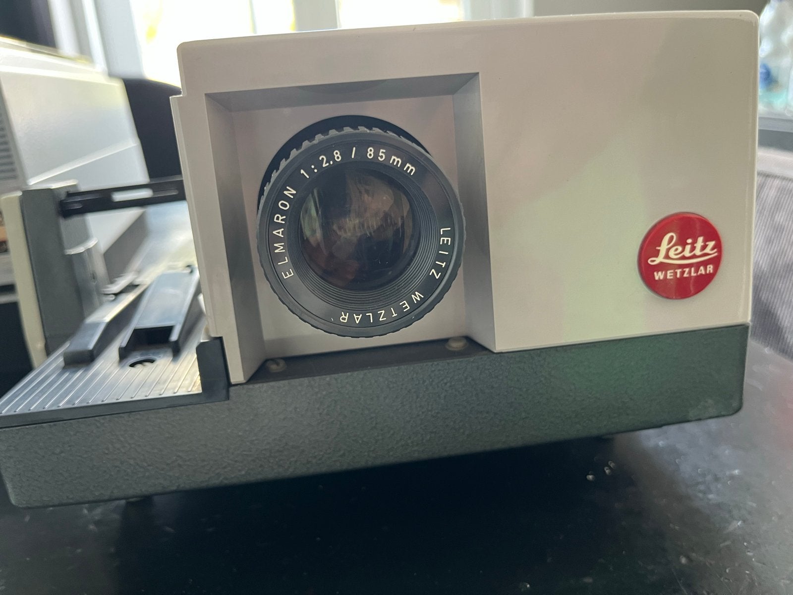 Leitz Pradovit RC Diaprojector met Elmaron 1:2.8/85mm lens, Ophalen of Verzenden, Gebruikt, Met scherm