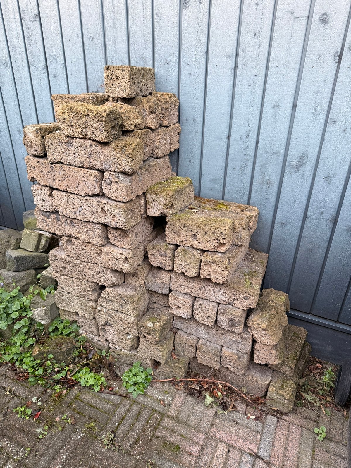 Poreuze tufsteen / lavasteen sierblokken – circa 40 stuks, Ophalen, Gebruikt, Bruin, Kei