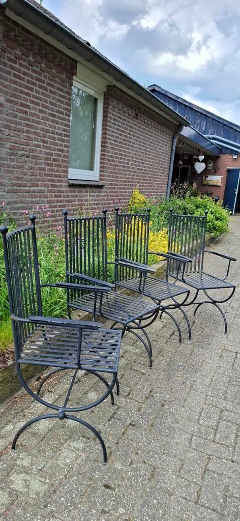4 ijzeren tuinstoelen met gratis kussens (20 kg/stuk), Ophalen, Gebruikt, Metaal