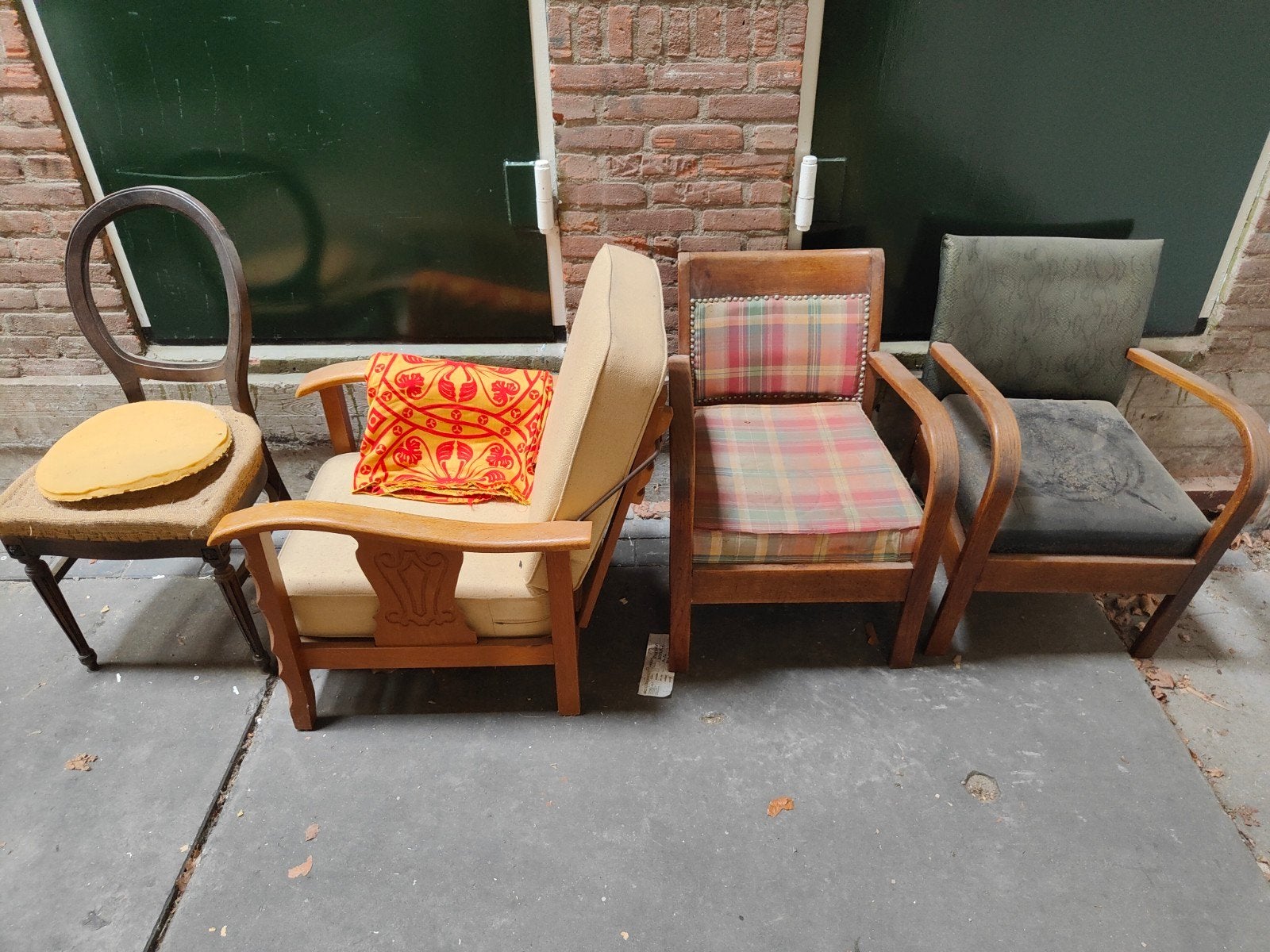Oude/ouderwetse stoelen voor stoffeerder, Ophalen