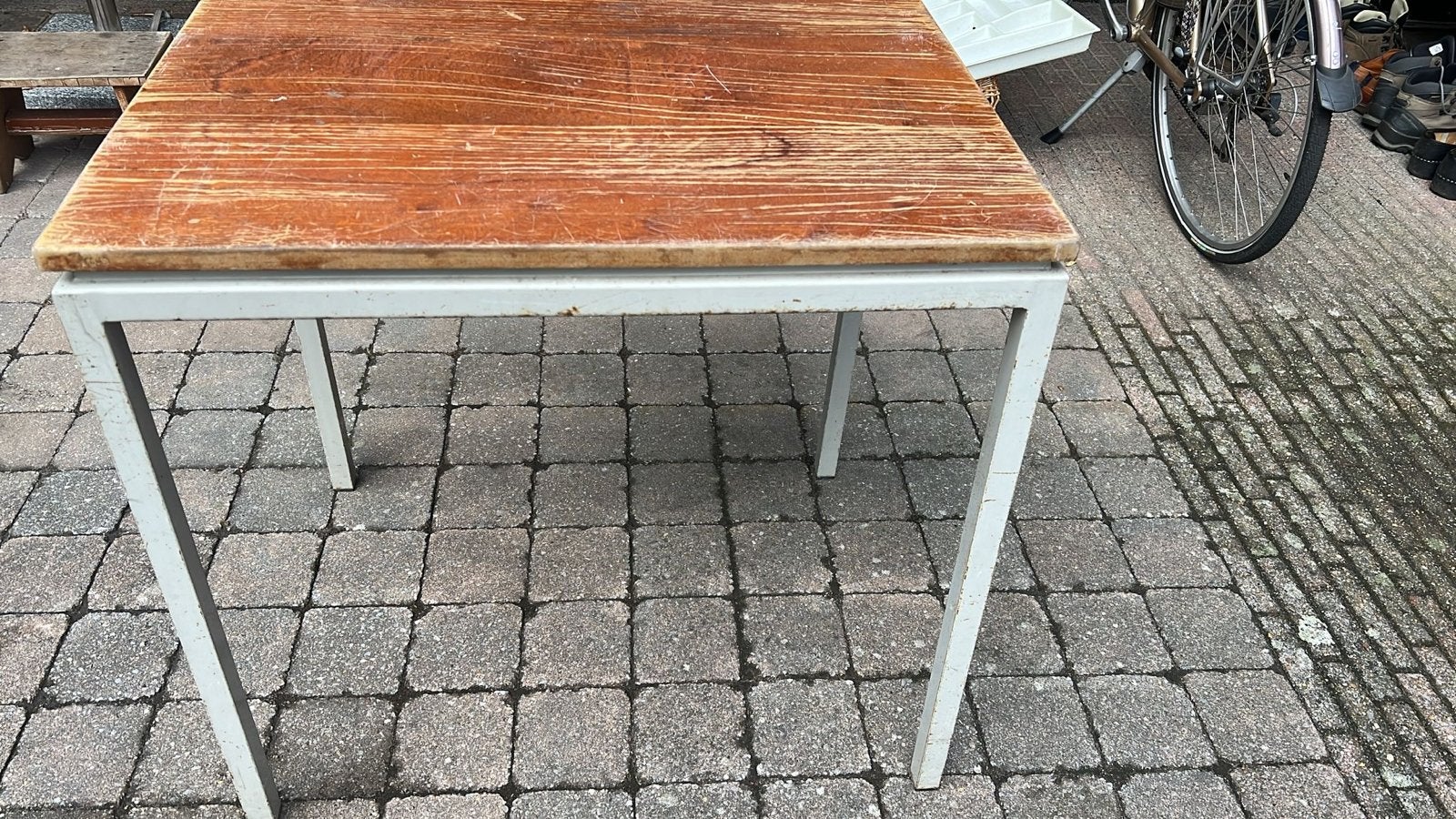 Robuuste vierkante tafel met houten blad en metalen onderste, Ophalen, Gebruikt, Vierkant, Tot twee personen