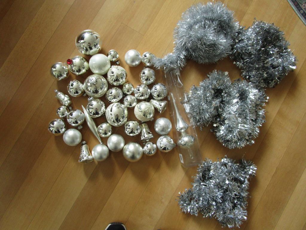 Zilverkleurige kerstboom versiering, Diversen, Kerst, Zo goed als nieuw, Ophalen of Verzenden