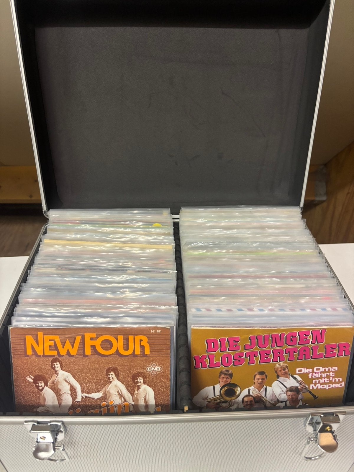 200 piraten singels in een koffer, Cd's en Dvd's, Vinyl Singles, Ophalen of Verzenden, Zo goed als nieuw