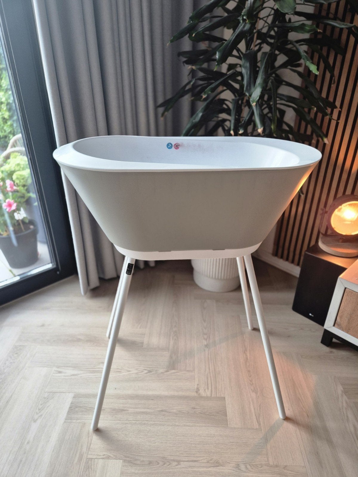 We-Too 3-delige badset White/Olive Grey met standaard, Kinderen en Baby's, Badjes en Verzorging, Gebruikt, Badje, Standaard, Ophalen