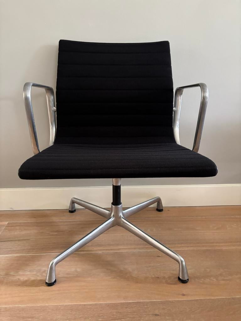 Vitra EA 108 VERGADERSTOEL - Zwart Hopsak, Aluminium Frame, Ophalen, Gebruikt, Zwart, Bureaustoel