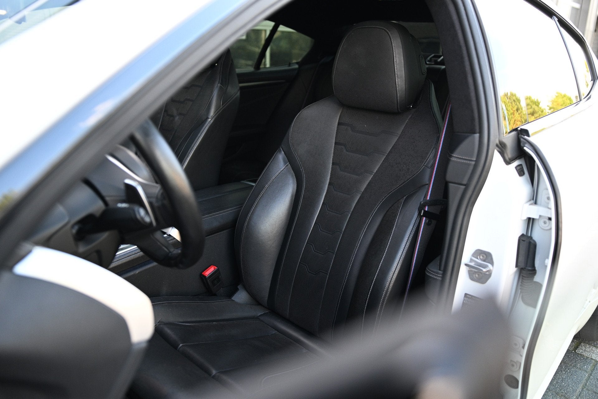 BMW 8 Serie Gran Coupé M850i xDrive M Sport Automaat / Pano, Auto's, Dealer onderhouden, Gebruikt, 4395 cc, Wit