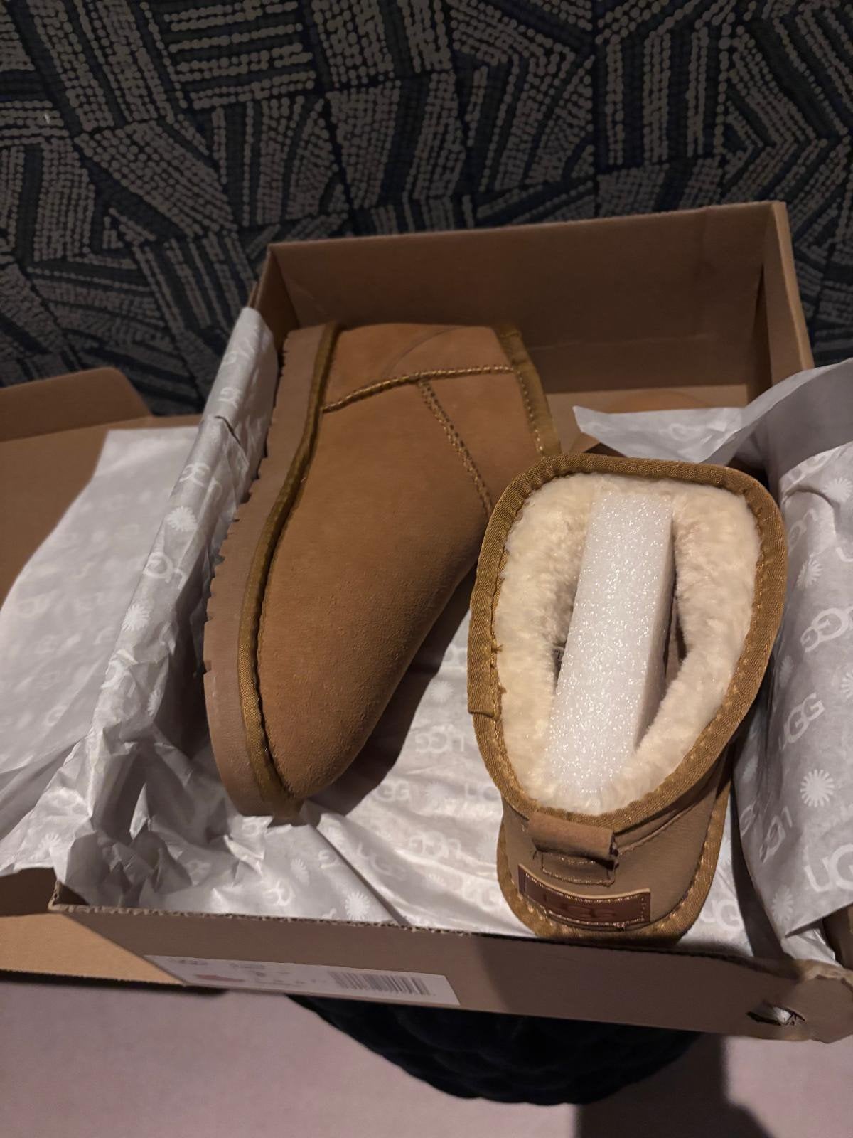 Uggs laarzen Maat 39, Hoge laarzen, Beige, Nieuw, Ophalen of Verzenden