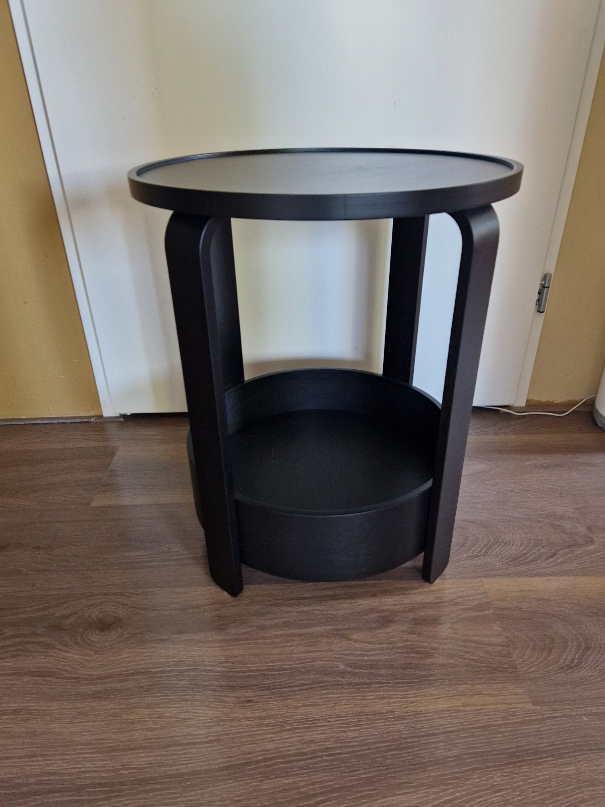 IKEA Borgeby bijzettafel - Zwart, zo goed als nieuw, Huis en Inrichting, Minder dan 55 cm, Modern, Scandinavisch, Rond, Zo goed als nieuw